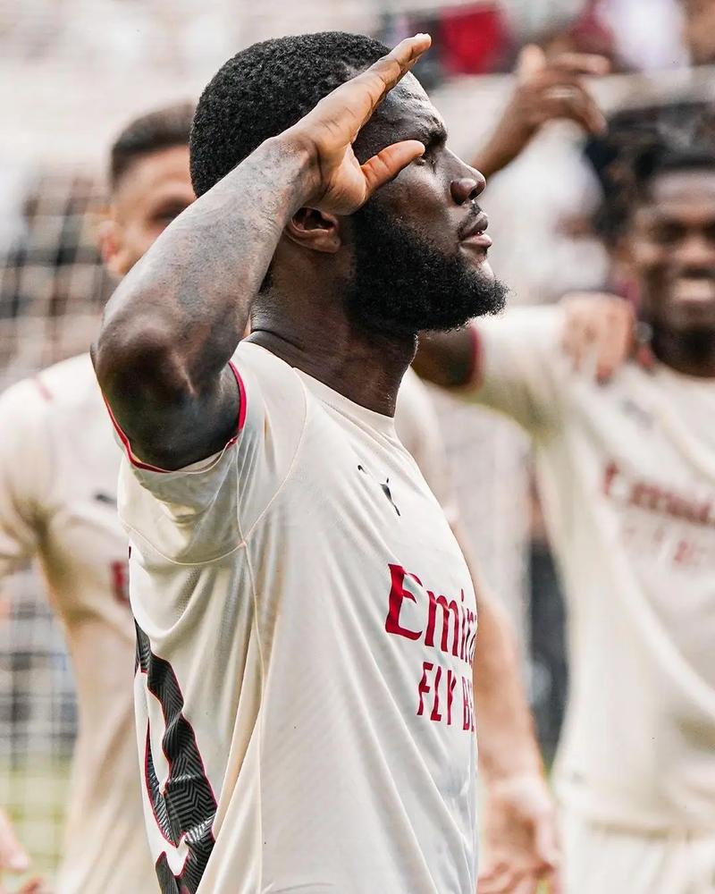 TA：阿莫林希望引进中场；曼联是否签门将取决于巴因迪尔未来（TA：阿莫林意在补强中场；曼联是否引进门将取决于巴因迪尔去留）