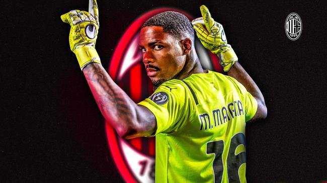 队友接连被罚下！维尼修斯讽刺裁判：多来点红牌吧！（队友相继染红，维尼修斯冷嘲裁判：尽管多掏红牌！）