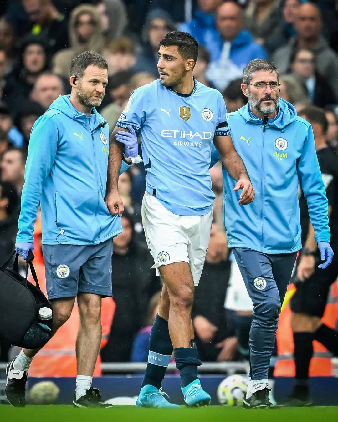 半场：巴萨2-1阿拉维斯，亚马尔破门+失良机，奥尔莫建功（半场战罢：巴萨2-1领先阿拉维斯，亚马尔破门并失良机，奥尔莫建功）