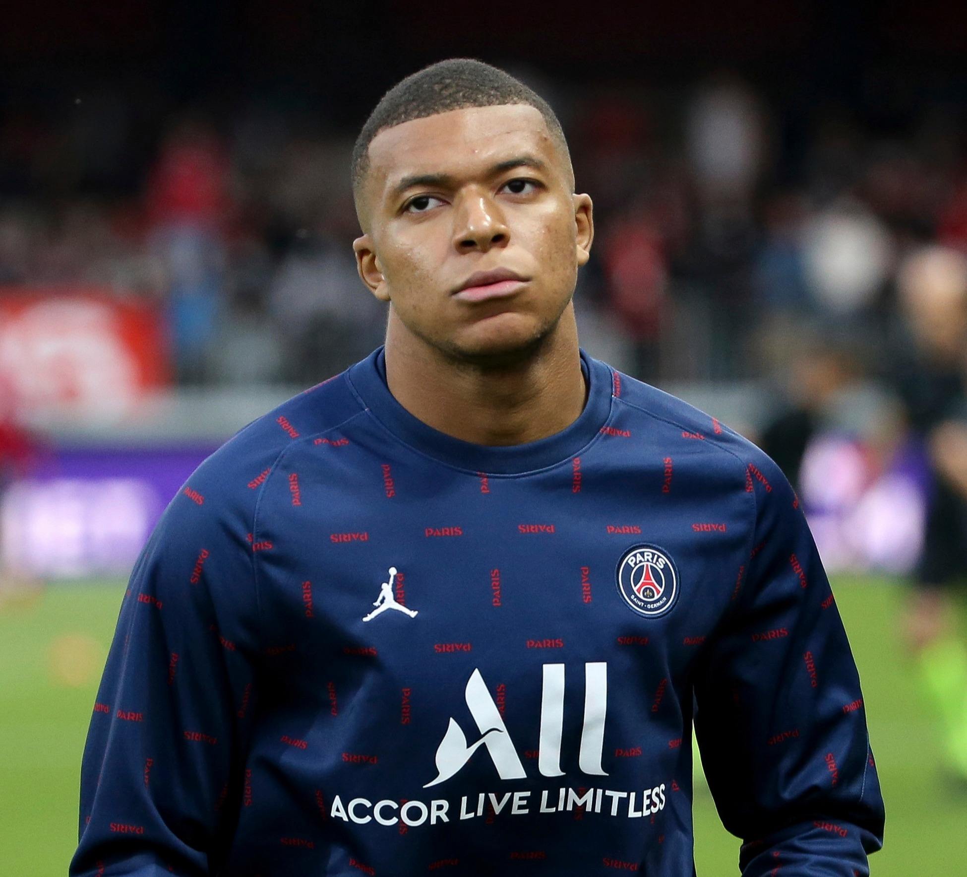 两位最老会员为新诺坎普开球，1957年球场建成时就曾见证（曾见证1957年落成的两位最年长会员为新诺坎普开球）