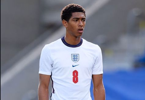 一斯佩齐亚球迷掉进看台和球场之间的沟里，被送进重症监护室（斯佩齐亚一球迷坠入看台与球场间沟渠，已送入重症监护室）