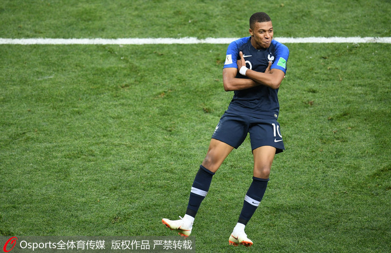 世体：内马尔一次支撑失误后接受处理，问题不大但引发了担忧