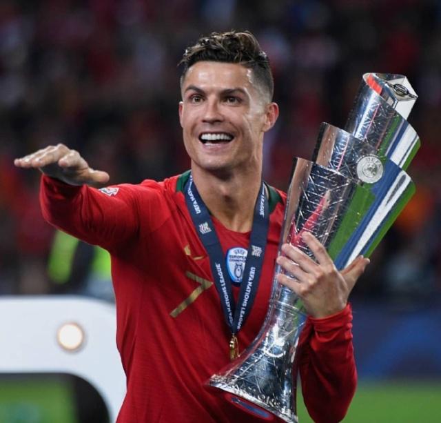 阿隆索：球迷可以表达对维尼的看法，2026我们能竞争冠军（阿隆索：球迷有权评价维尼，2026年我们有望争冠）