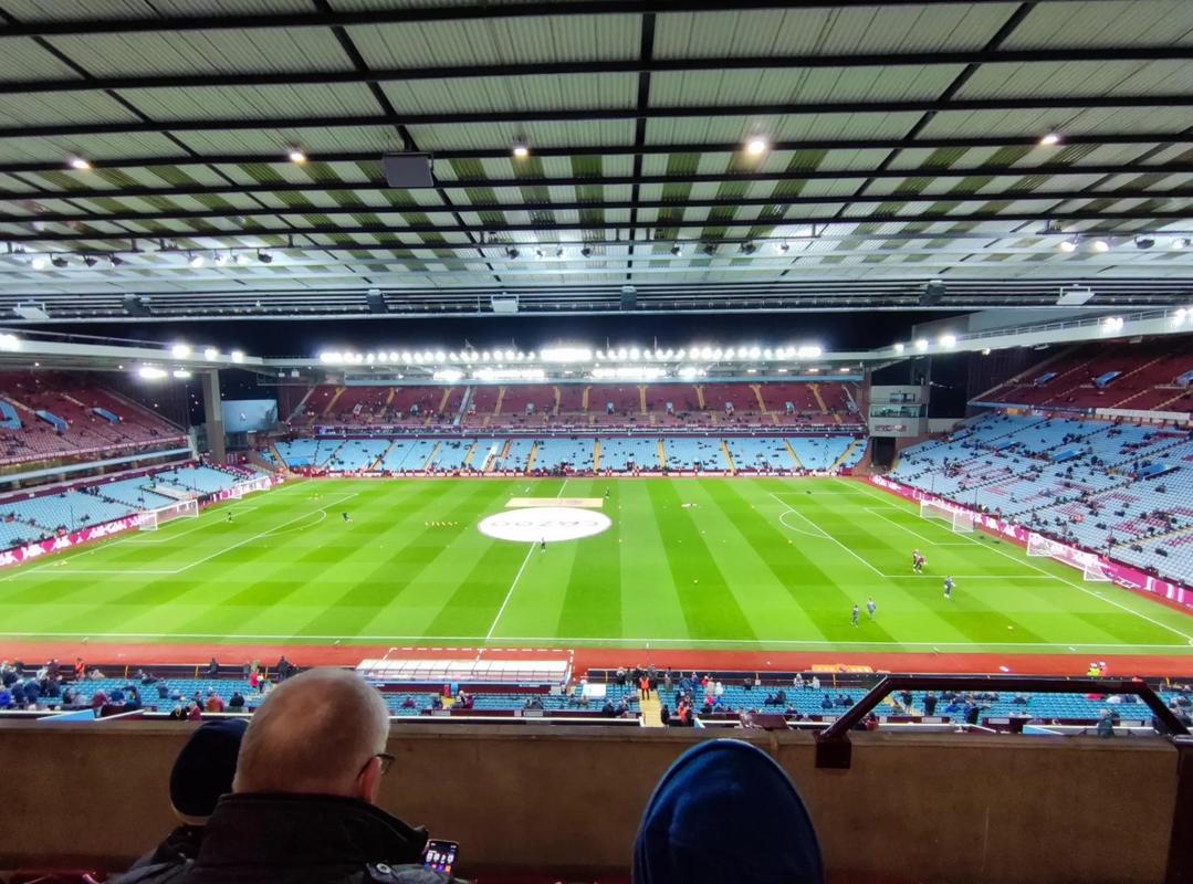 媒体人热议汪士钦染红：估计又得被网暴了，完全不像职业球员（媒体人评汪士钦红牌：恐再陷舆论风波，表现不够职业）