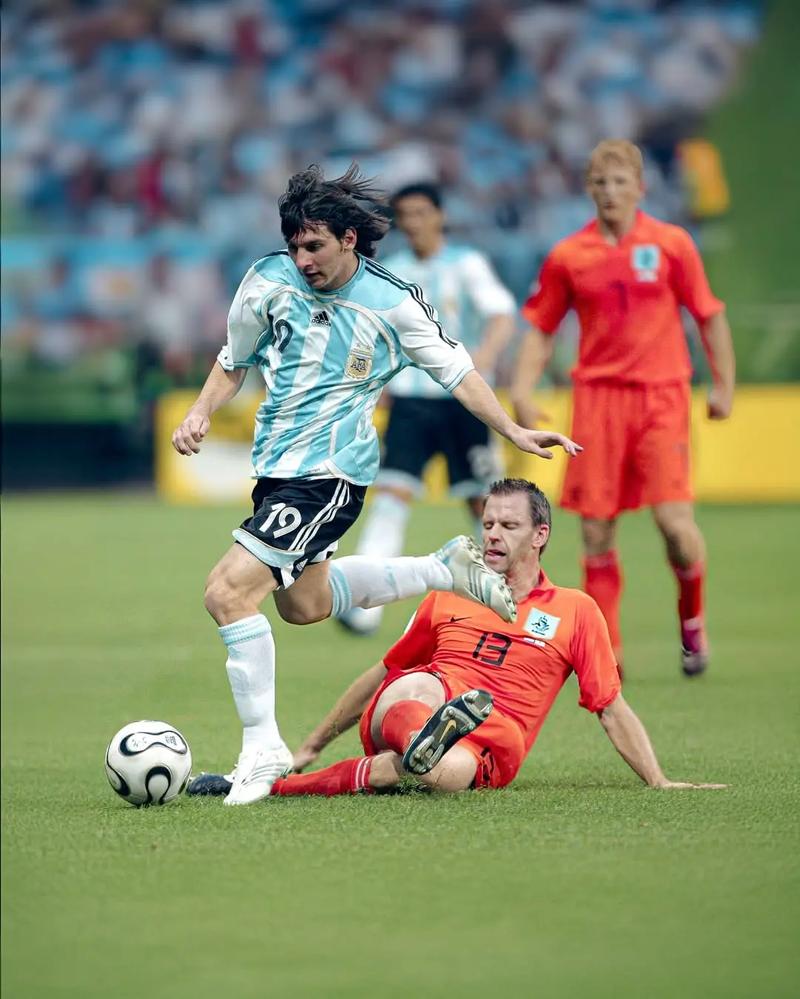 球星压哨三分把比赛送进加时（巨星压哨三分扳平，比赛拖入加时）