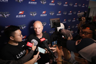 法比奥晒照：仔细看我受伤的右膝，你就知道我们队付出了一切（法比奥晒图：看我的右膝伤就懂，球队已拼尽所有）